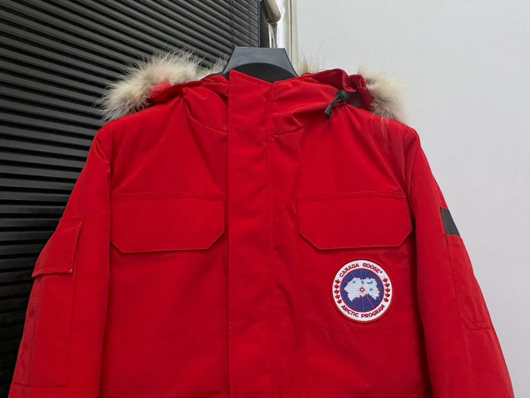 P780 Top Purchasing Version (Wolf Hair Optional) 🇨🇦CANADA GOOES 24 new models 08 models/couple models Factory direct supply: supplying global purchasing agents, micro-business, entities, Tmall, high-end stalls and studio cooperation, free shipping! Canada Goose Expedition Parka 2008 is the same style for men and women. It is mid-length and the most timeless classic. All Arctic and Antarctic scientific expedition teams choose Canada Goose as their cold-proof equipment. It is the Rolls-Royce of down jackets. ➖ Industry-leading anti-counterfeiting chip sensing. ➖ Imported Behringer embroidery machines and customized embroidery labels, the highest level and industry leading. ➖ Imported Korean 21-count polyester-cotton blended original fabric, TC85 waterproof coated fabric, water-repellent, windproof and wear-resistant. ➖ The new national standard 80 white duck down is filled with an average of 520 grams of down. The amount of down filled is industry-leading. ➖ 100% nylon lining with double double-layer sealing design to prevent velvet running, and seamless thread design on the cuffs! ➖ Western Canadian Green Wolf Collar. ➖ Yoshida YKK provides original factory-customized electroplated sliders. YKK two-way lockable zippers are tight and smooth and do not peel off paint. ➖ 3M composite Velcro is durable and the accessories and hardware are all custom-made. Note: Our copywriting is only simple and clear. Instead of bragging about the copywriting, it is better to compare and understand with samples. Only for the purest goose, the most dedicated, the most professional, the highest quality, the highest cost performance!  Size:XS-XXL